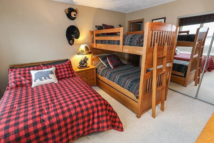 Lámpara, muebles, cama, habitación, interior