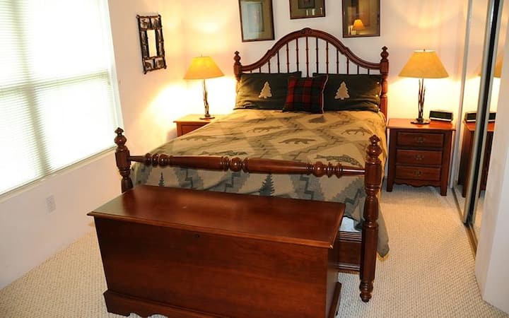 Lámpara, lámpara de mesa, cama, muebles, interior