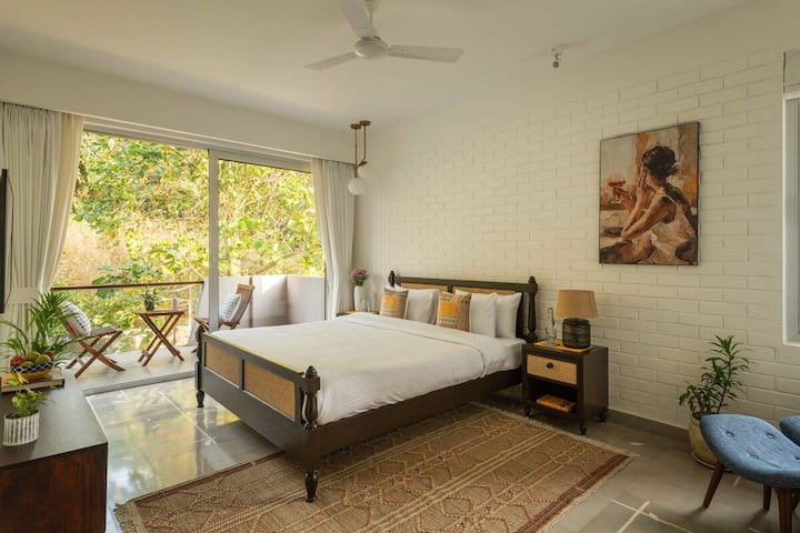Hermoso dormitorio con vista a la piscina desde la ventana y un balcón privado