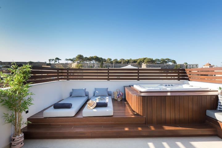 Le Bijou Luxury Upper Suite with Jacuzzi & view