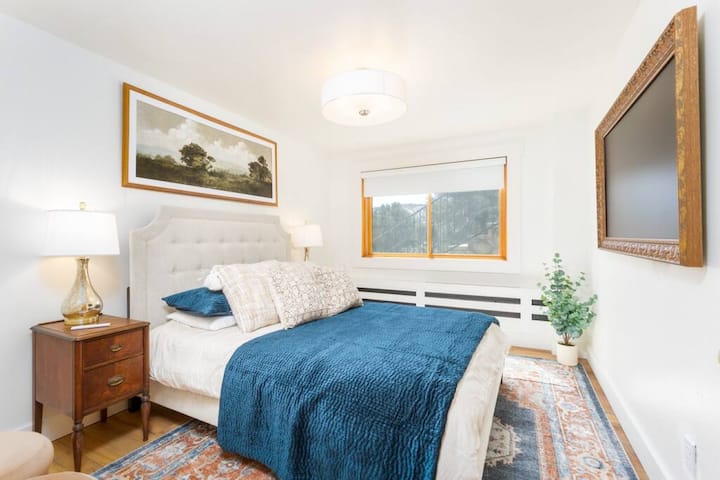 Queen Bedroom