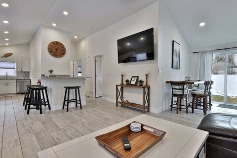 Rutland's Hidden Gem: Renovated 2 BR/1BA in Town