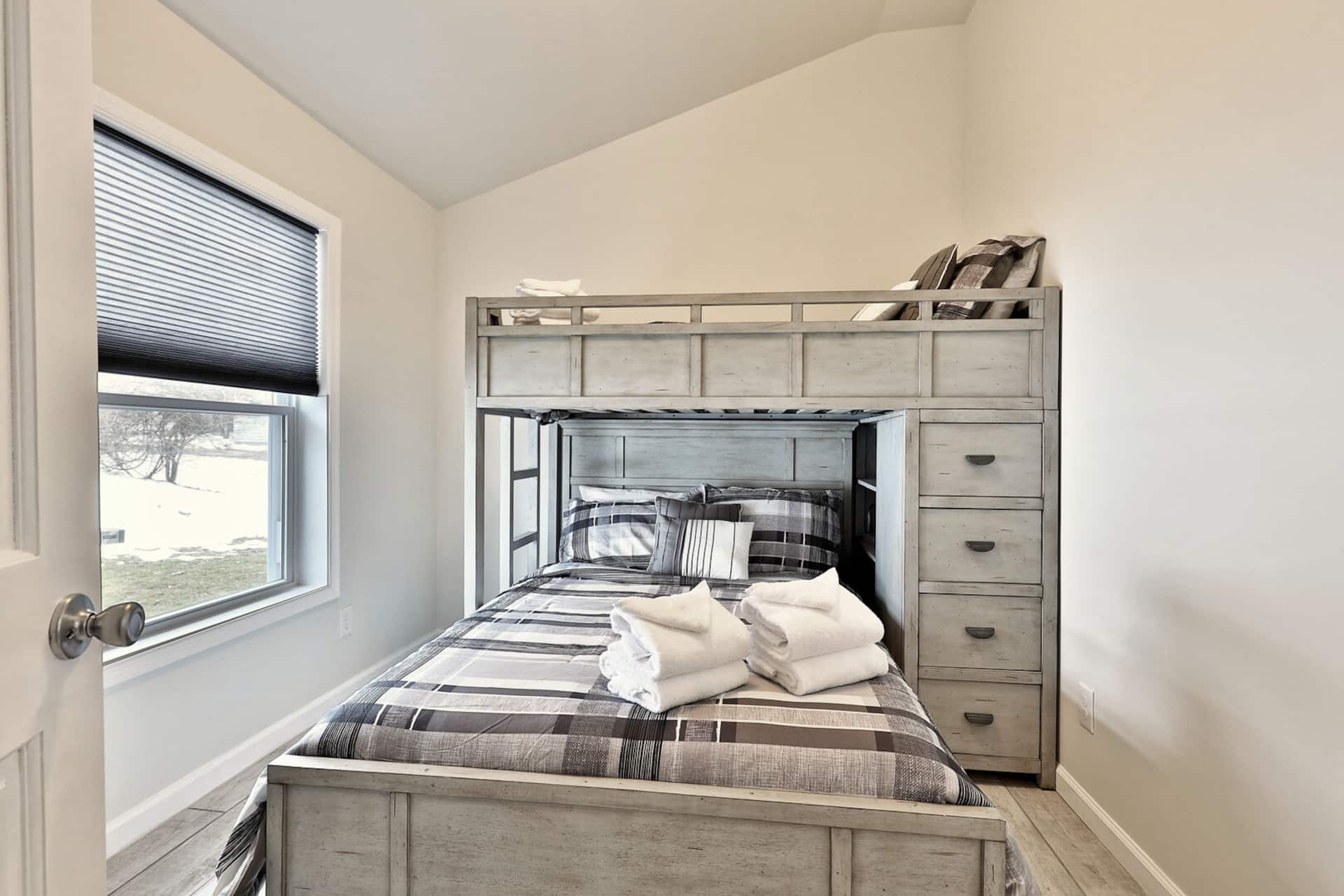 Rutland's Hidden Gem- 2 BR 1BA Renovated Home Close to Everything home — photo 4