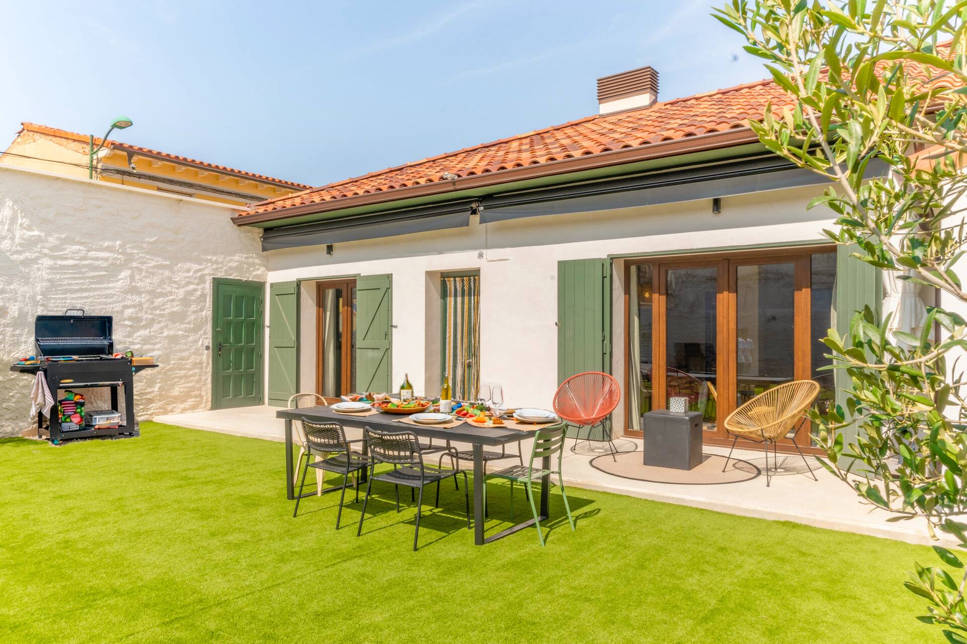 Spacious cottage with large garden and barbecue
