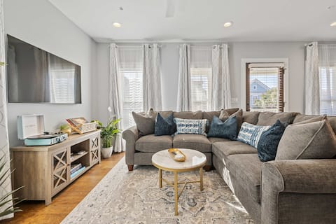 Top performing Airbnb: Private Balcony • 2 Living Rooms • Walk to King St in Charleston / North Charleston