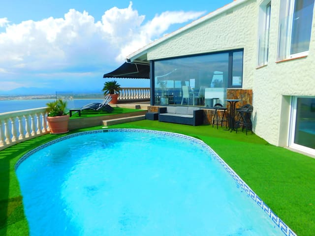 House with sea views, private pool, garage, Roses