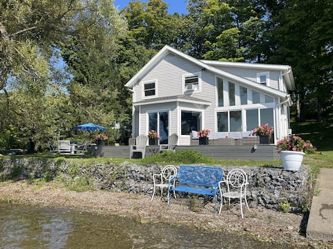 Casa Lago - Terrific waterfront and views on Canad