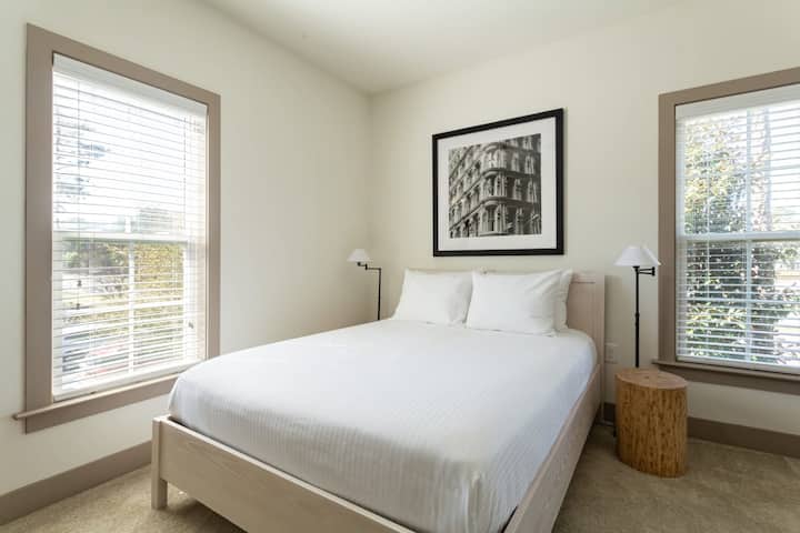 Amka kwenye mwanga mzuri wa asili ingawa madirisha makubwa