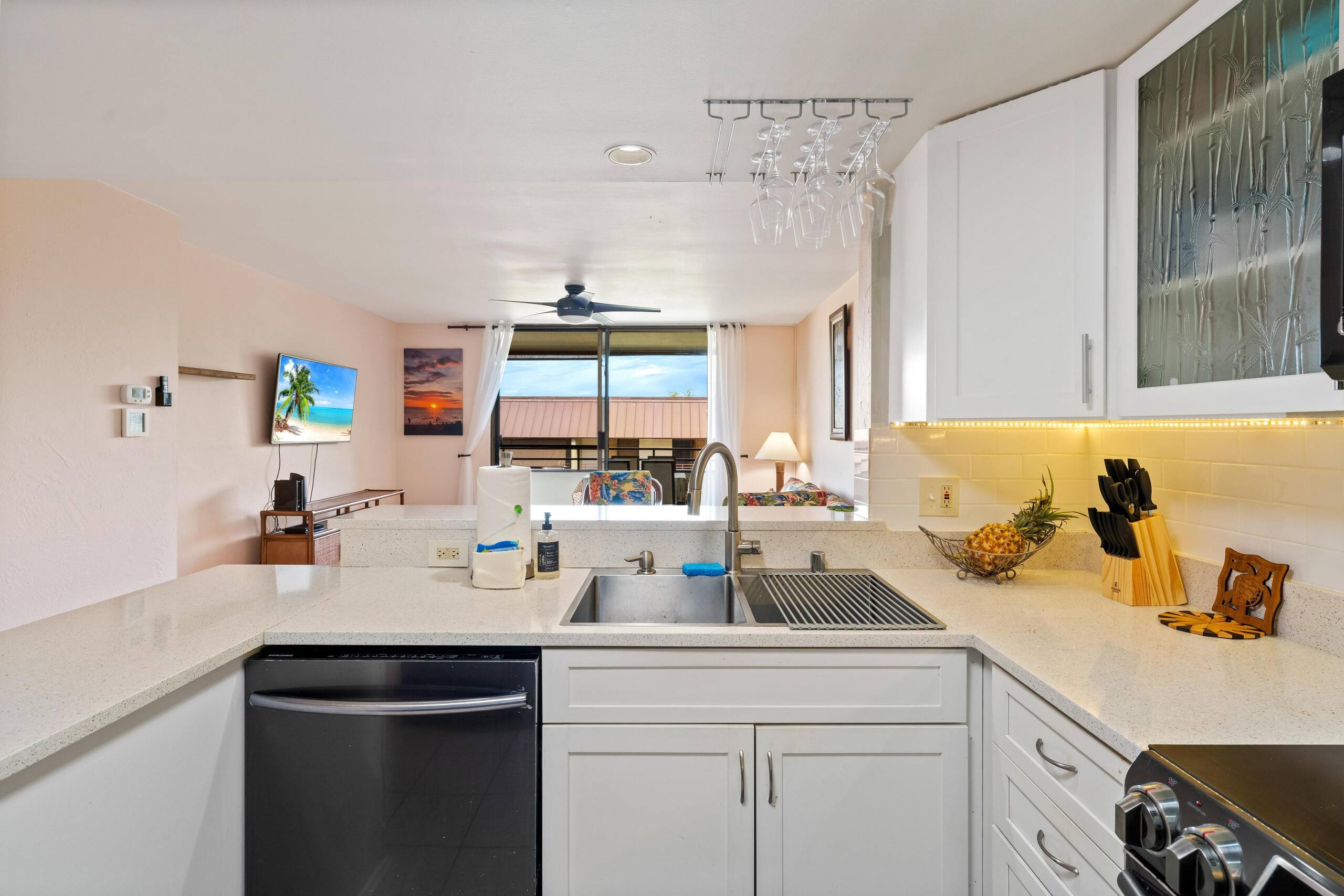 Condo in Kailua-Kona · ★4.4 · 2 bedrooms · 4 beds · 2 shared baths - Image 7