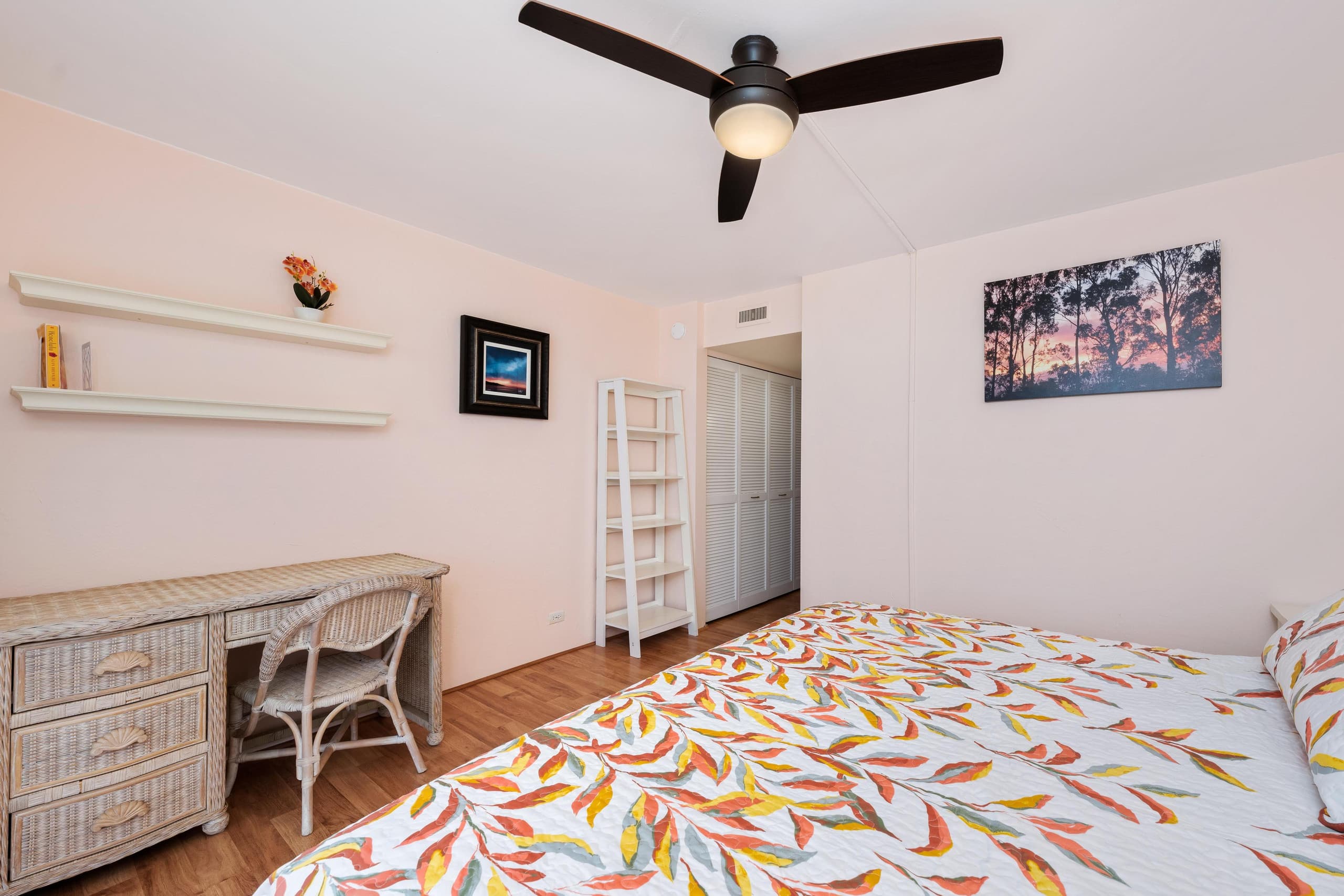 Condo in Kailua-Kona · ★4.4 · 2 bedrooms · 4 beds · 2 shared baths - Image 12