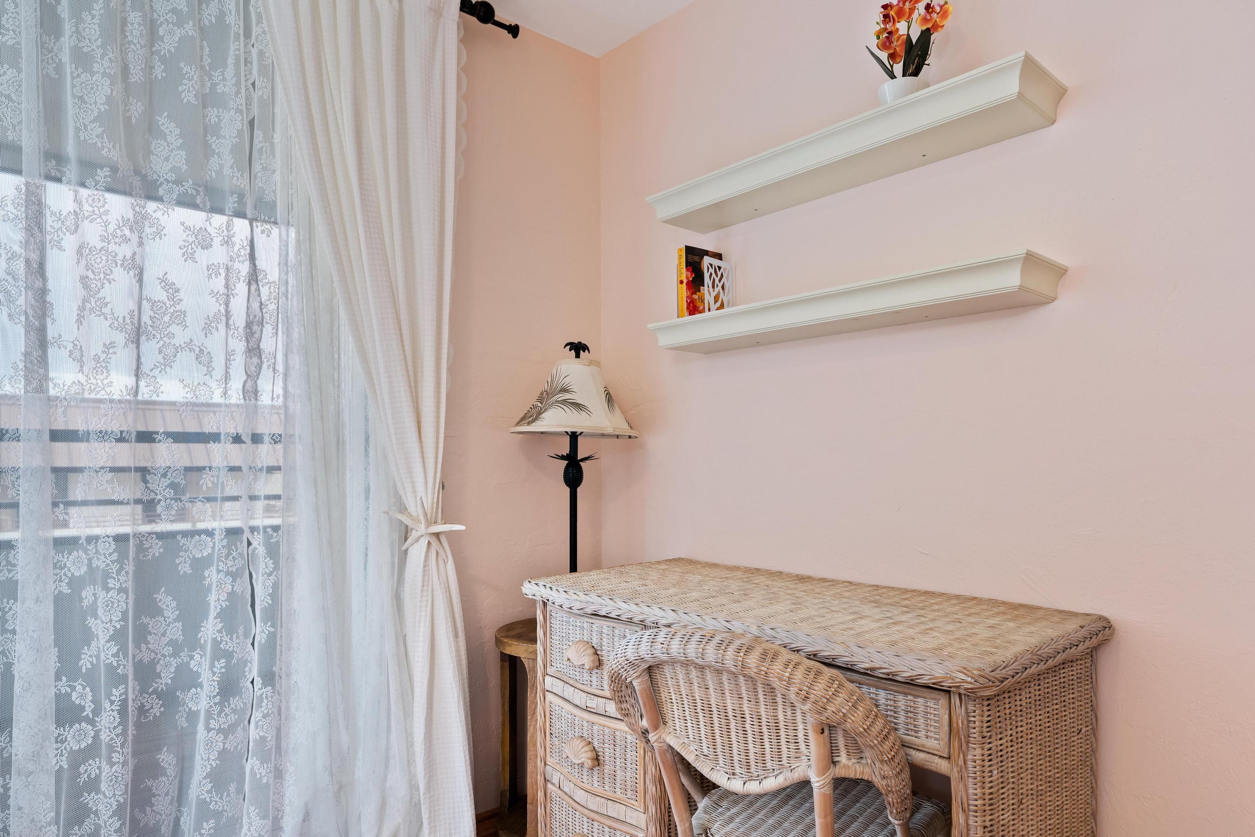 Condo in Kailua-Kona · ★4.4 · 2 bedrooms · 4 beds · 2 shared baths - Image 13