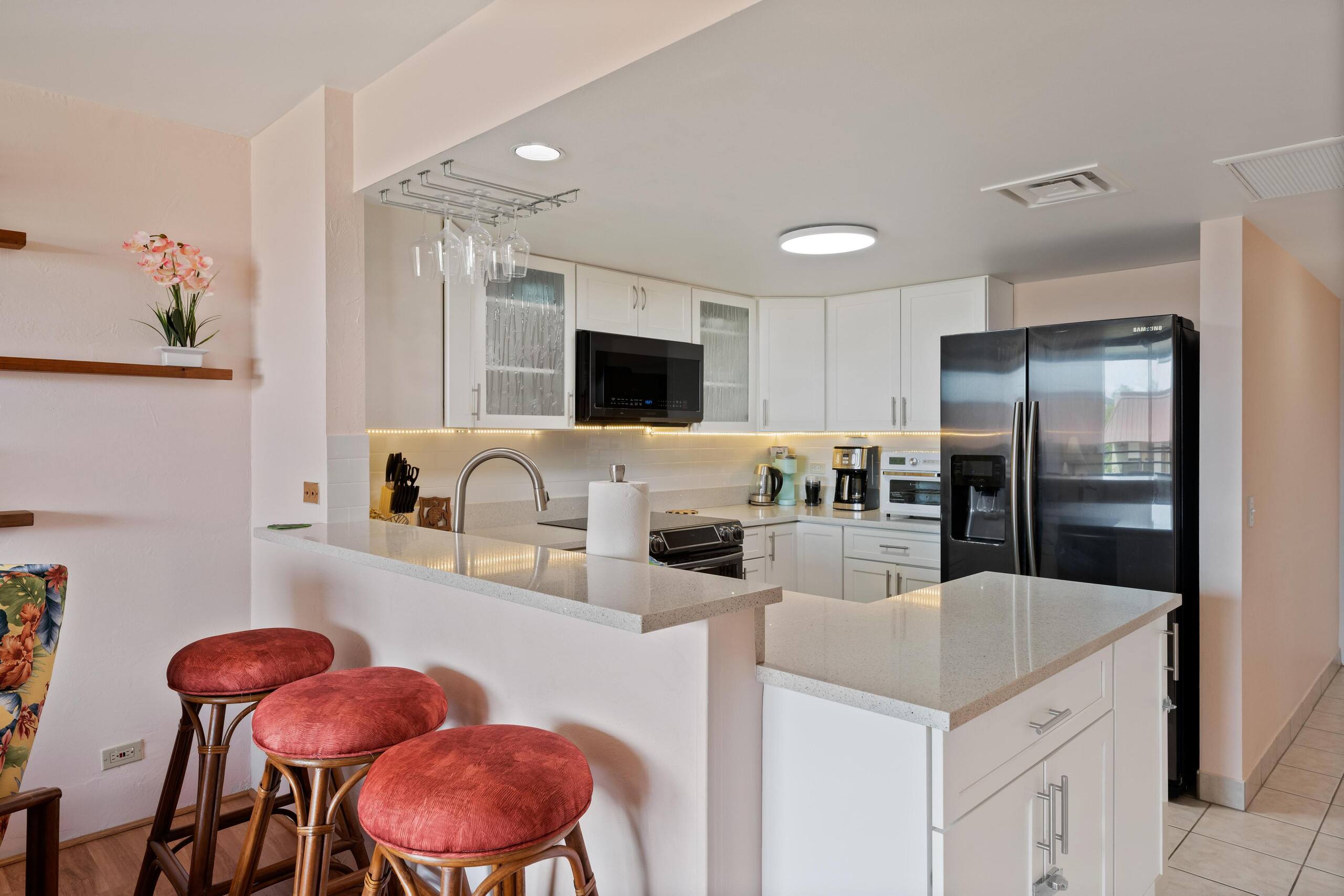 Condo in Kailua-Kona · ★4.4 · 2 bedrooms · 4 beds · 2 shared baths - Image 4