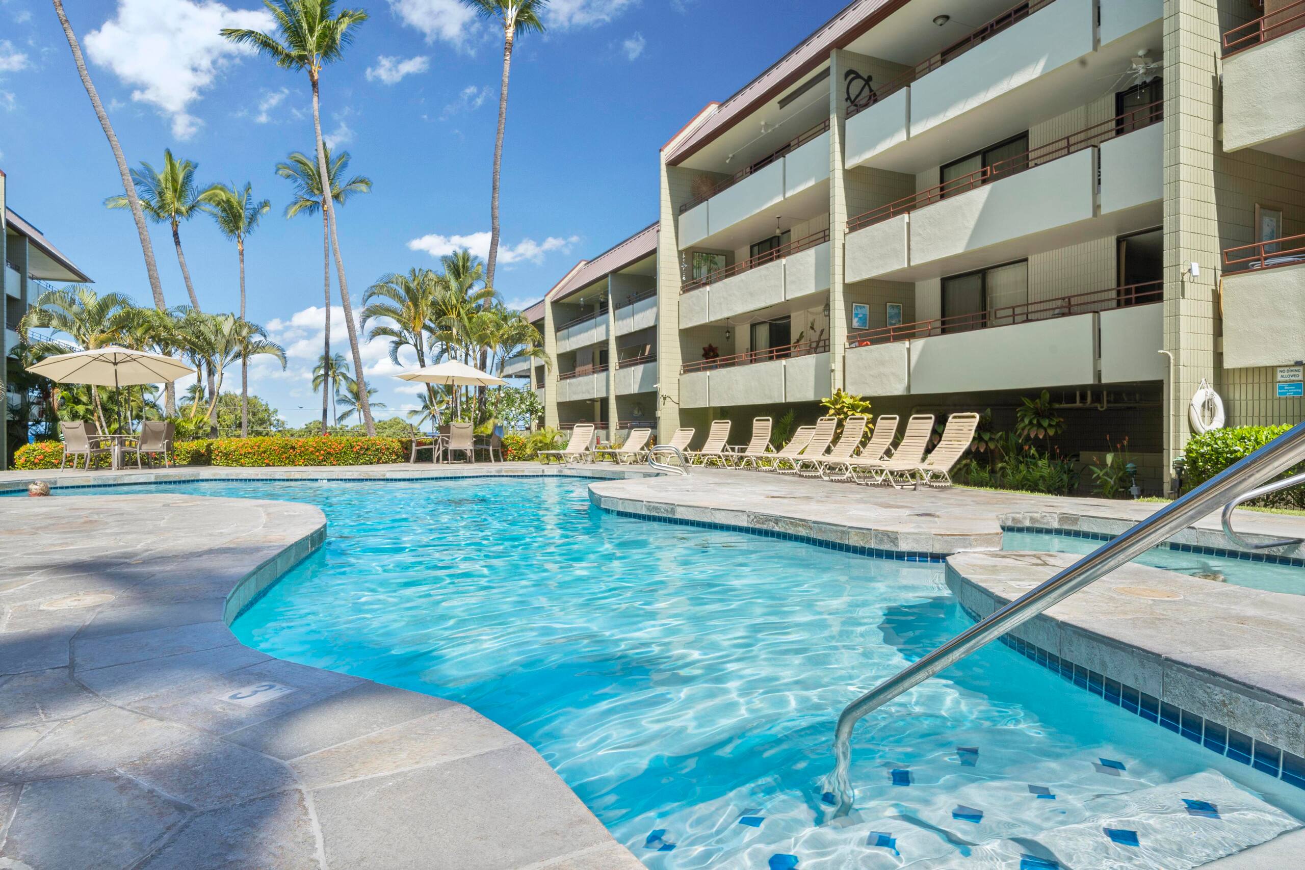 Condo in Kailua-Kona · ★4.4 · 2 bedrooms · 4 beds · 2 shared baths - Image 35