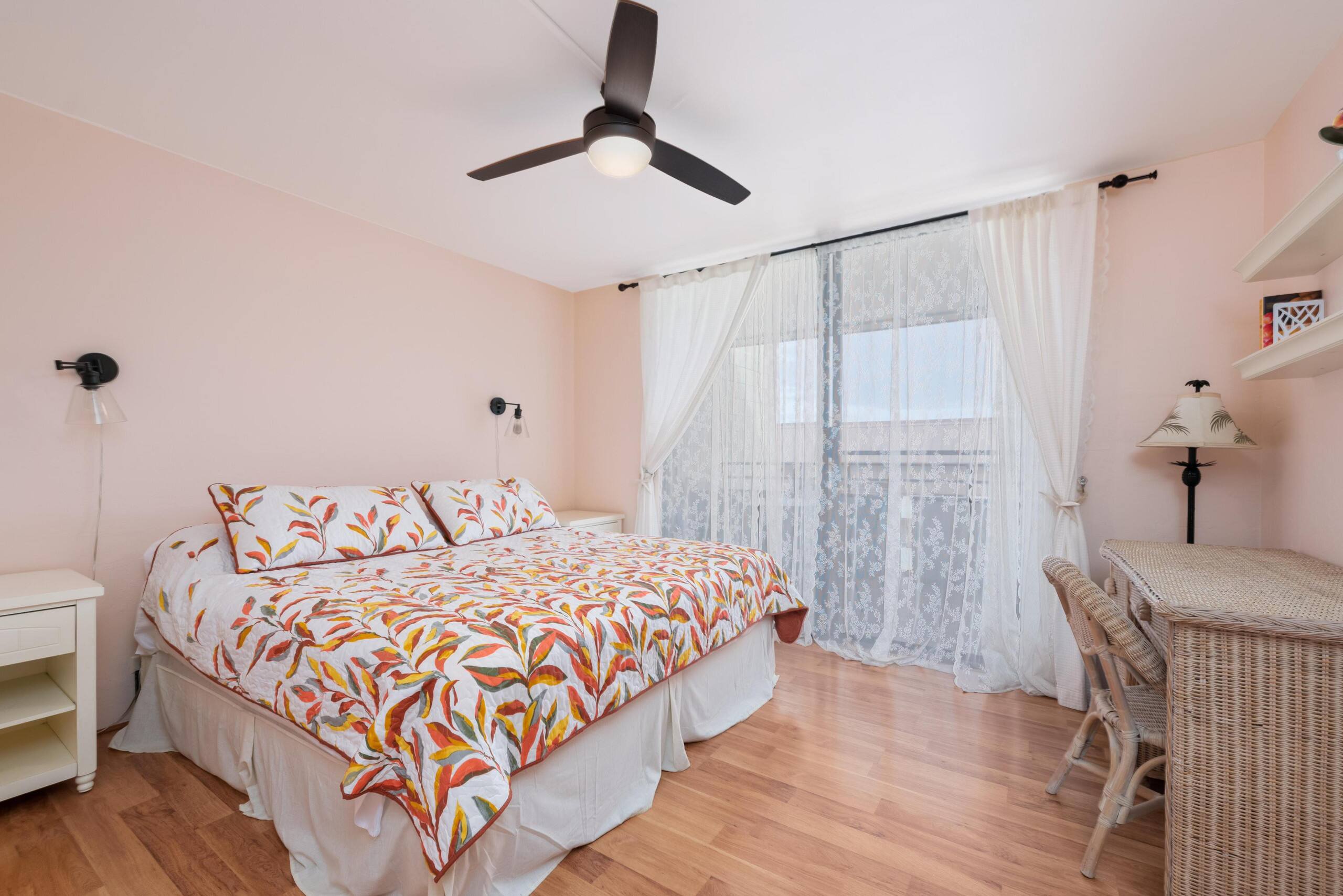 Condo in Kailua-Kona · ★4.4 · 2 bedrooms · 4 beds · 2 shared baths - Image 11