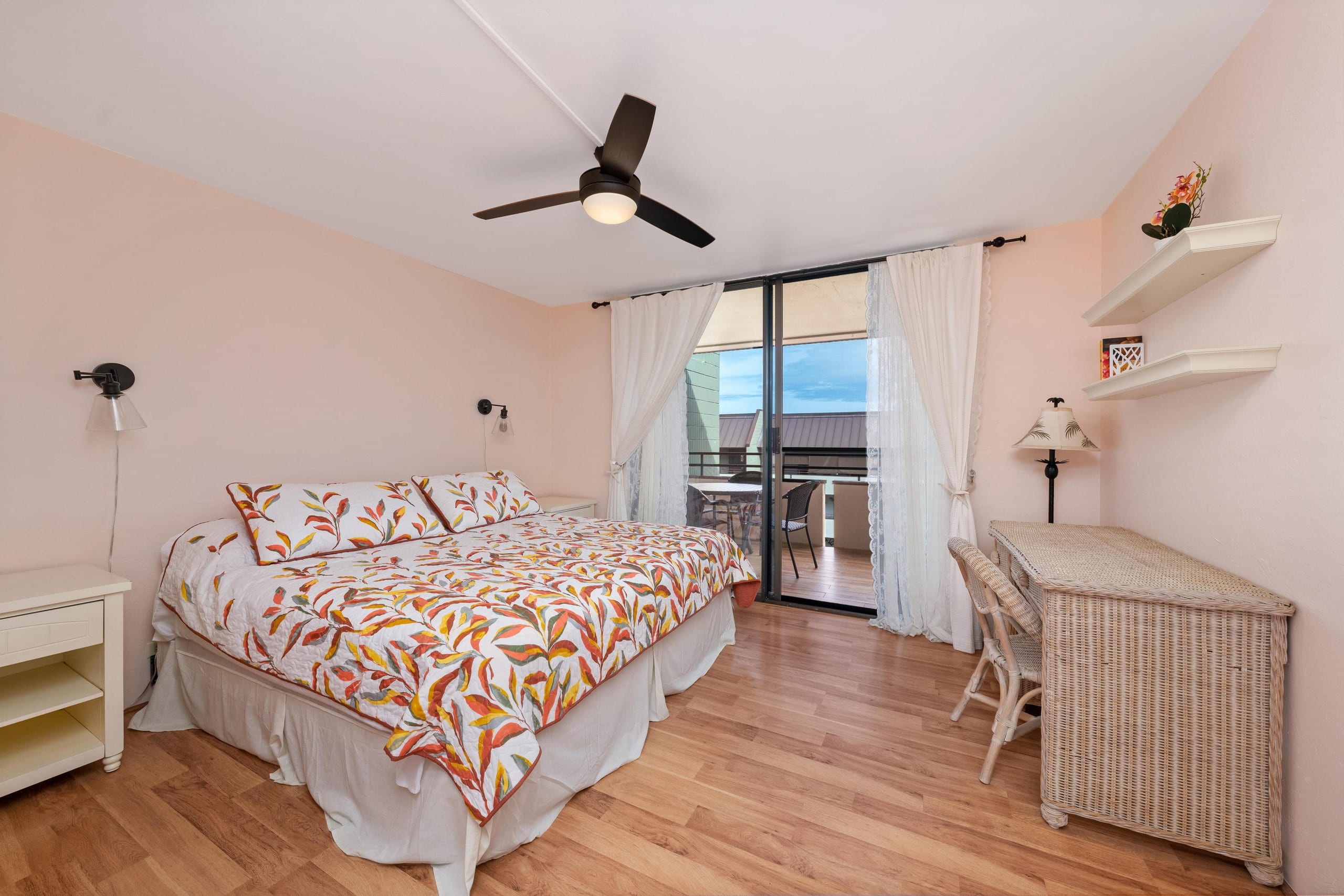 Condo in Kailua-Kona · ★4.4 · 2 bedrooms · 4 beds · 2 shared baths - Image 8