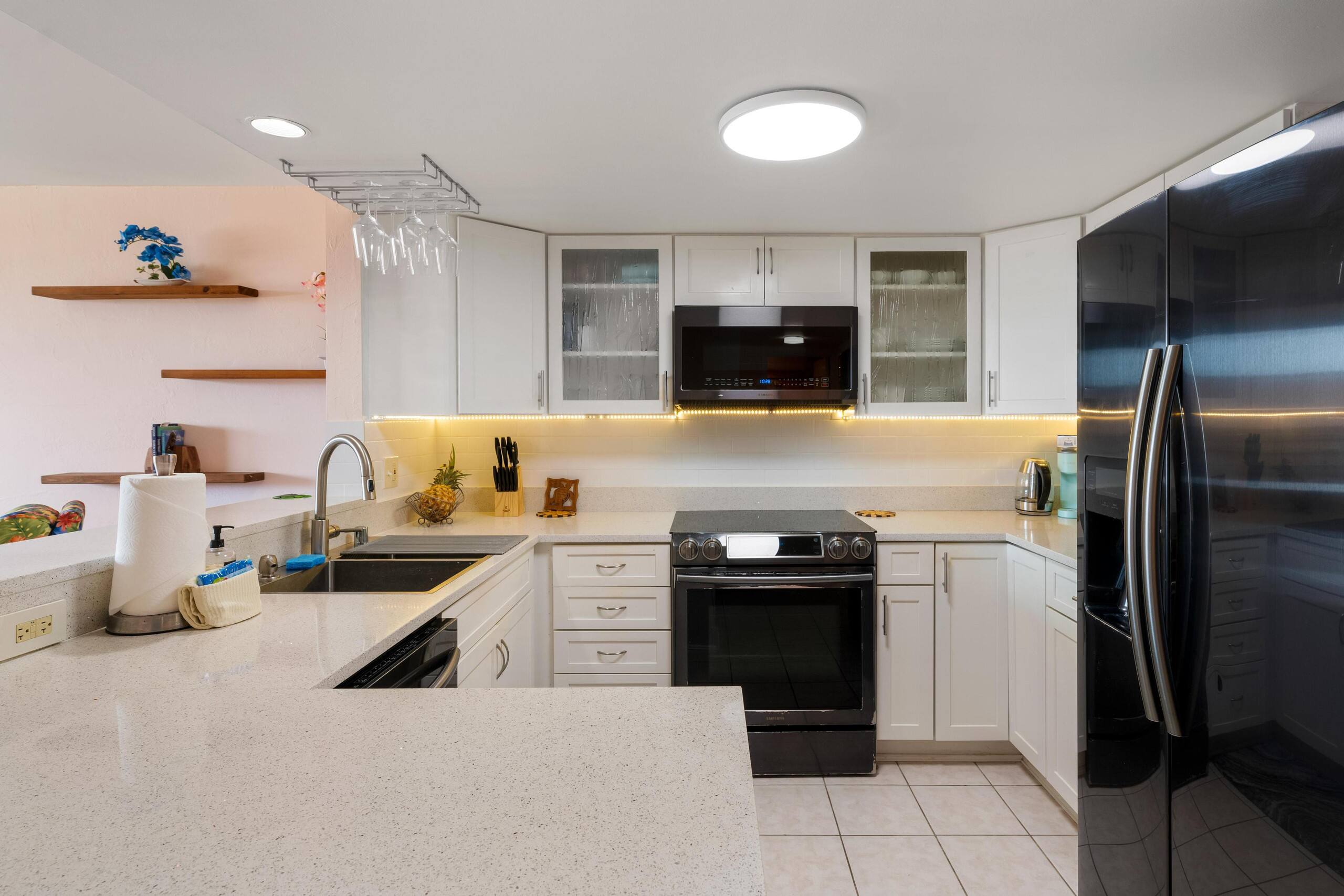 Condo in Kailua-Kona · ★4.4 · 2 bedrooms · 4 beds · 2 shared baths - Image 6