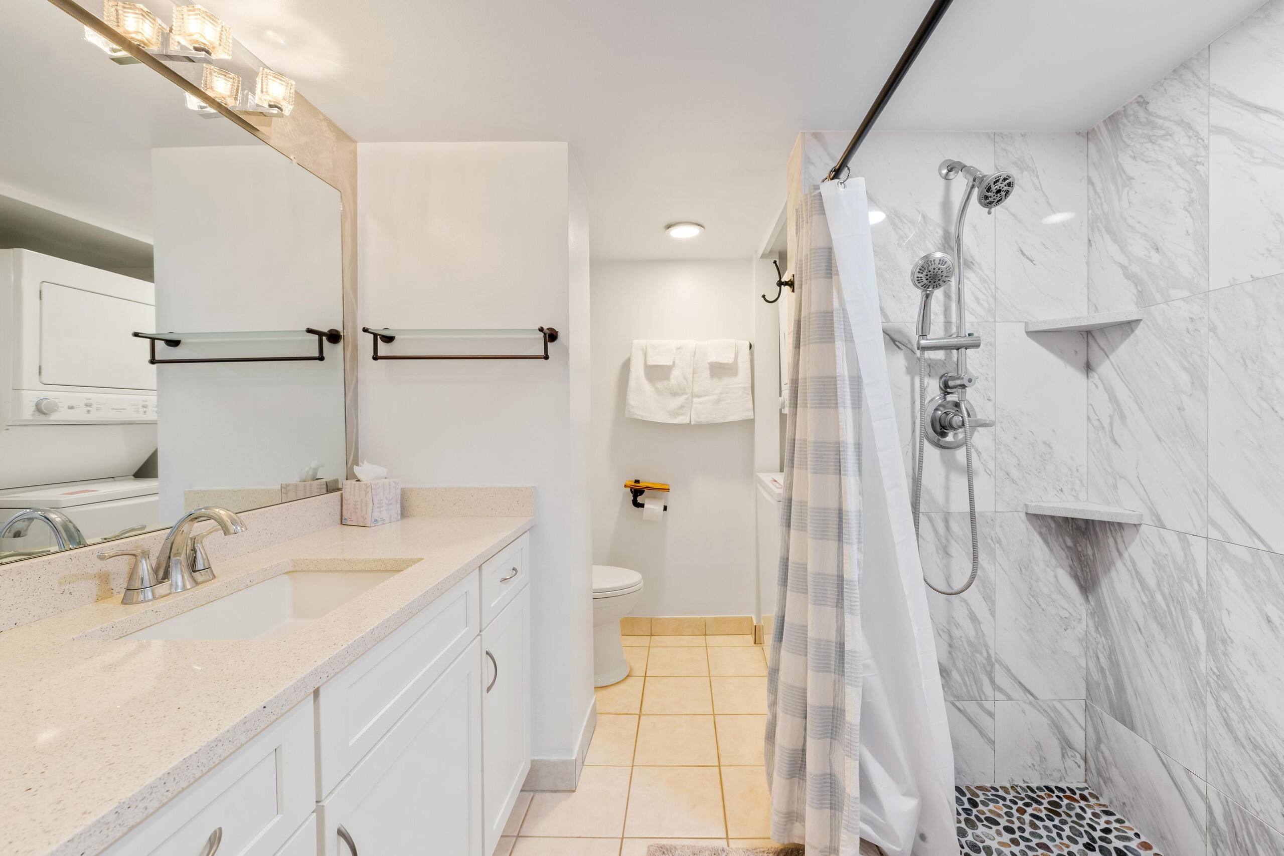 Condo in Kailua-Kona · ★4.4 · 2 bedrooms · 4 beds · 2 shared baths - Image 15