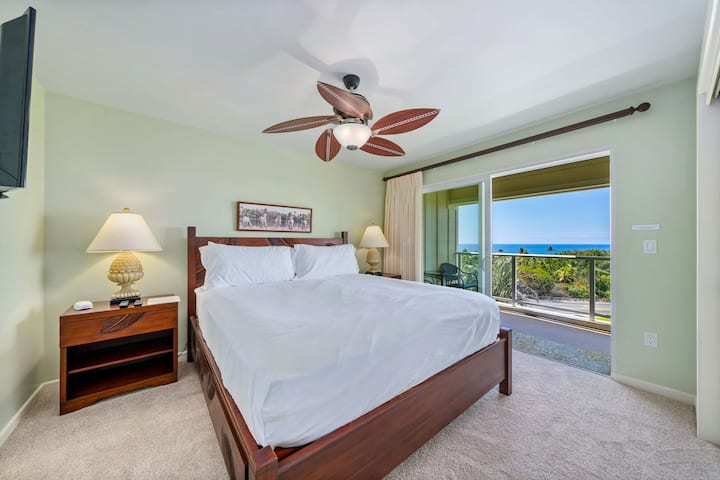 El primer dormitorio para huéspedes no solo tiene vistas al mar, sino también acceso al lanai.