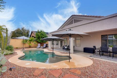 Pool, Fenced Yard: El Mirage 'Sunshine House'