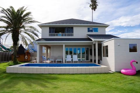 Secluded Oasis: Ocean, Pool, Sauna, Jacuzzi, BBQ!