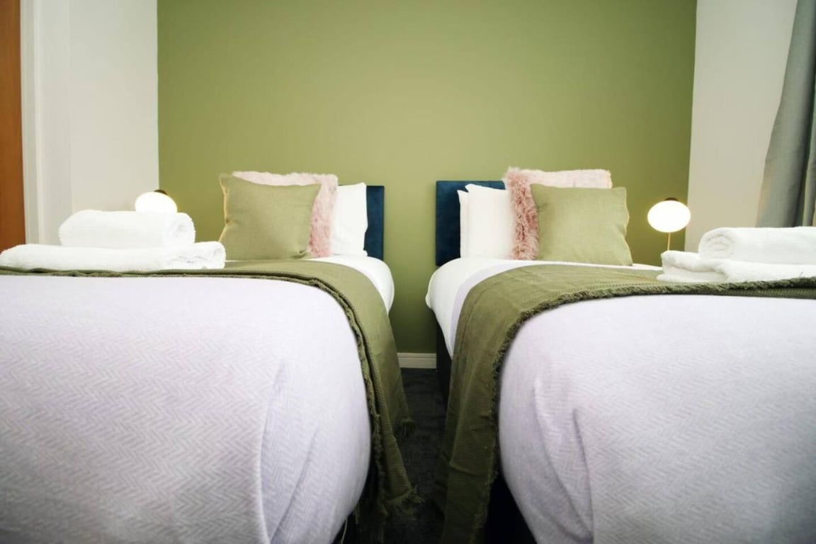 ห้องนอนที่ 2 - เตียงแฝด 2 เตียงและห้องน้ำในตัวพร้อมฝักบัวอ่างล้างหน้าและโถสุขภัณฑ์