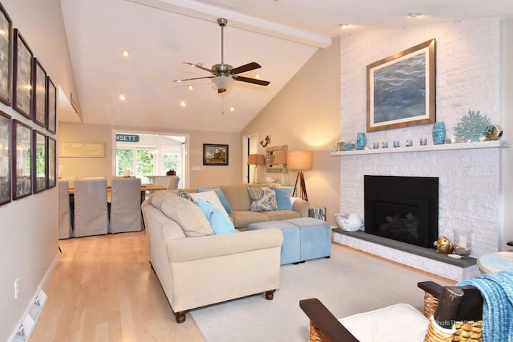 Bonnet Shores Retreat! Walk to Kelly Beach! gallery image 4