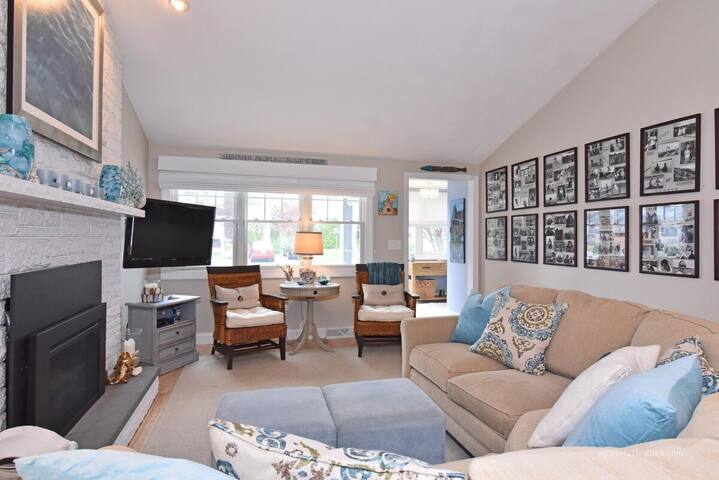 Bonnet Shores Retreat! Walk to Kelly Beach! gallery image 3