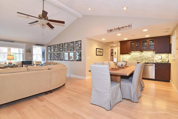 Bonnet Shores Retreat! Walk to Kelly Beach! gallery image 5