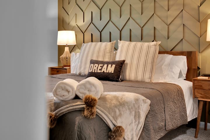 Large room with 12" memory foam mattress KING size 