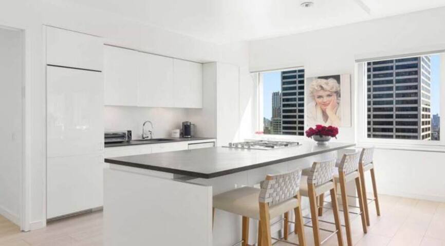 4 bedroom Luxury Penthouse • Midtown West, 5 Stars gallery image 5