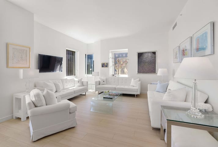 Premier Penthouse Apartment 4 Bdrm Midtown West gallery image 4