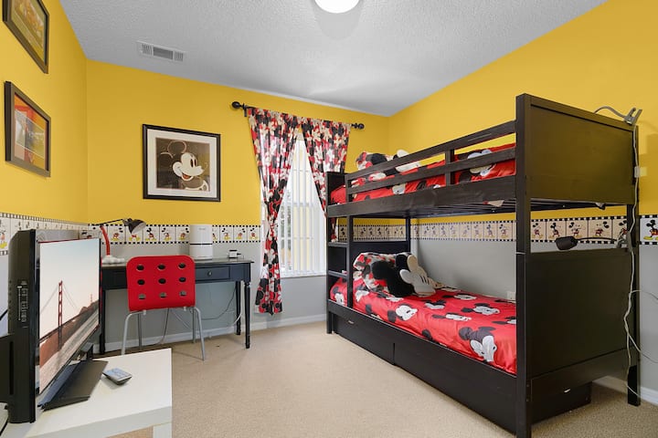 Dormitorio con literas en Mickey's Disney Hideaway