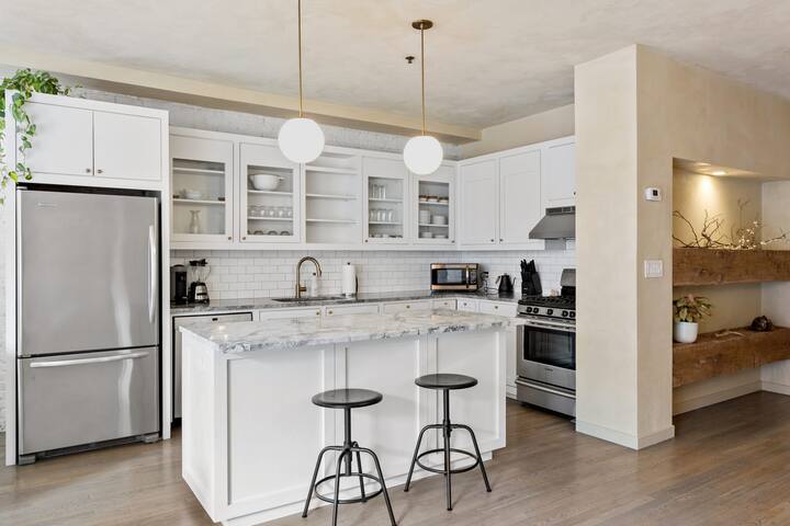 Vanderbilt by Rove Travel | Modern Design 2BR Loft gallery image 3