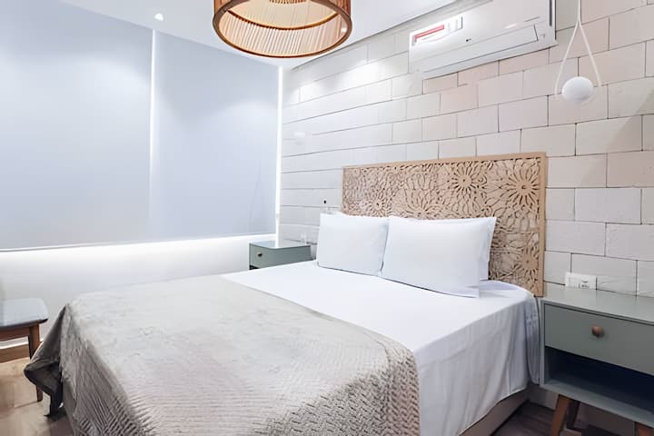 غرفة نوم مريحة بسرير متوسط الحجم وتلفزيون 50بوصة ومكيف هواء: استمتع بالراحة والترفيه في هذا المسكن الجذاب، مما يوفر سريرًا بحجم كبير وشاشة كبيرة لإقامة مريحة