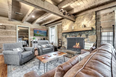 Bear Creek Cabin, Free Tickets, Hot Tub, WIFI