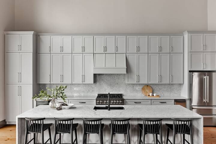 Designer 7 bedroom Oasis | Heated Pool & Spa