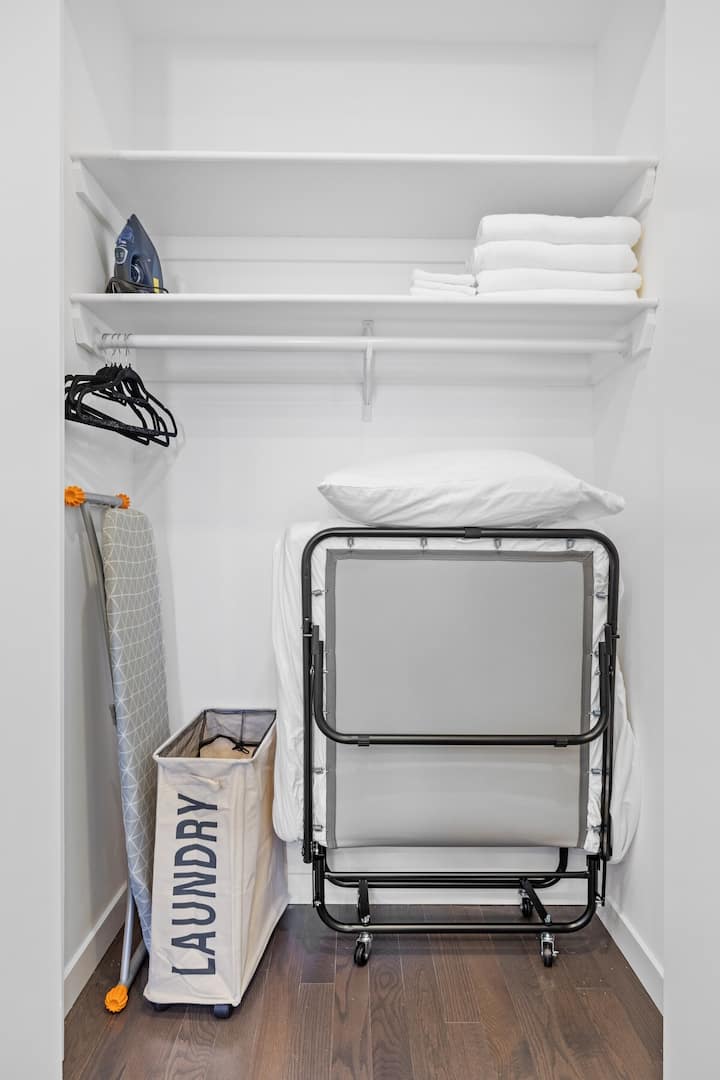 Confort bien pensé à chaque coin de rue : découvrez la commodité d'un lit supplémentaire, des cintres bien approvisionnés, des draps frais, un panier à linge, un fer et une planche à repasser, assurant un séjour sans accroc avec tous vos besoins satisfaits.