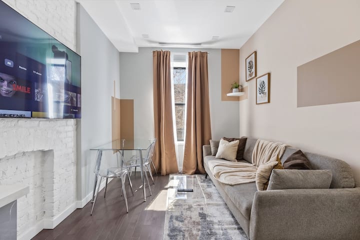 Entra en la relajación pura en esta elegante y acogedora sala de estar, donde los momentos de comodidad y conexión son naturales.