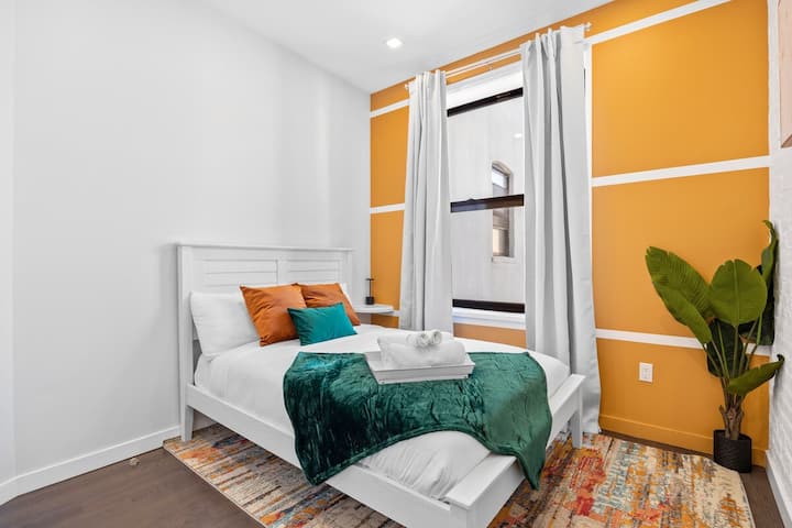 Tu acogedor santuario te espera: un paraíso de ensueño de serenidad y estilo. Bienvenido a tu retiro privado, donde la comodidad se encuentra con la sofisticación en cada detalle.