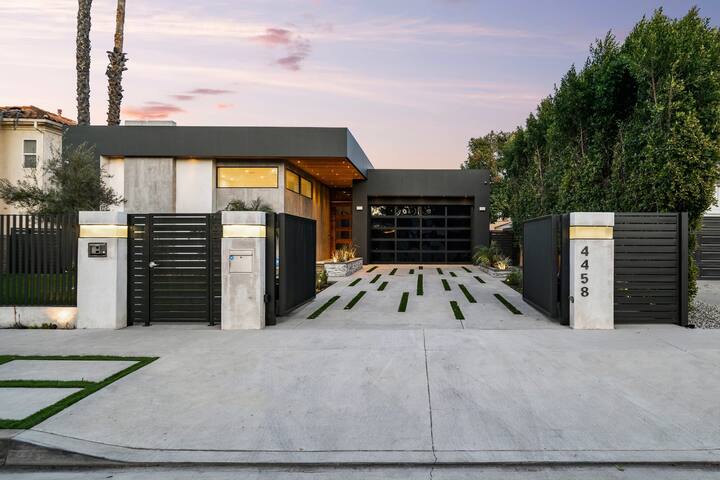 Artfully Designed 1 Story 5bd w pool + guest house gallery image 4