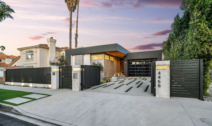 Artfully Designed 1 Story 5bd w pool + guest house