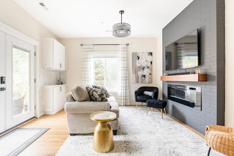 Modern 1 Bedroom Retreat w/ Hot Tub & Private Deck