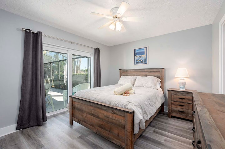 Dormitorio queen con baño privado y acceso a la piscina