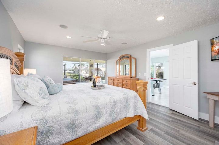 Dormitorio principal con baño privado y acceso a la piscina