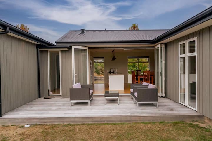 Alpine Views Retreat In Wanaka - Family Friendly - Wanaka
