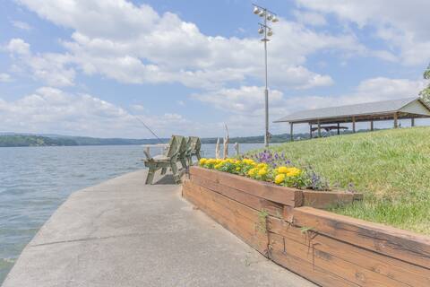 Waterfront Claytor Lake Home - Dock Holiday