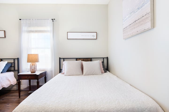 Тази спалня разполага с две двойни легла 