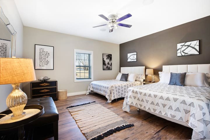 Спалня 1 има голяма стая с 2 двойни легла.