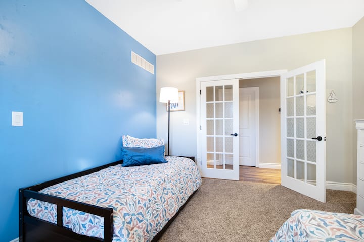 Спалня 3 има единично легло с разтегателна въртележка