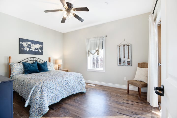 Тази спалня разполага с уютна спалня с двойно легло queen size.